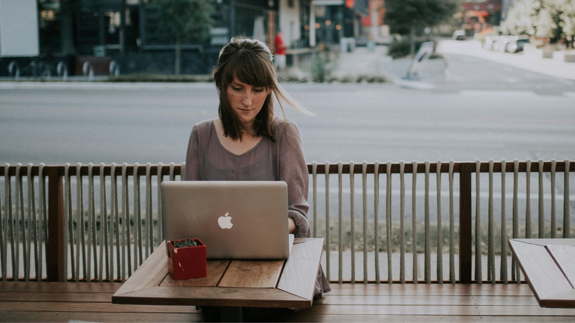 Eine Frau sitzt im Café und verkauft digitale Produkte.
