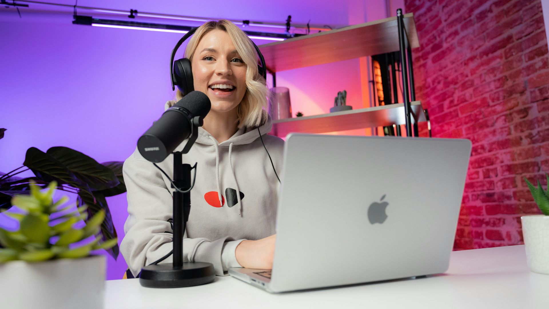 Eine Hostin moderiert ein YouTube-Video.
