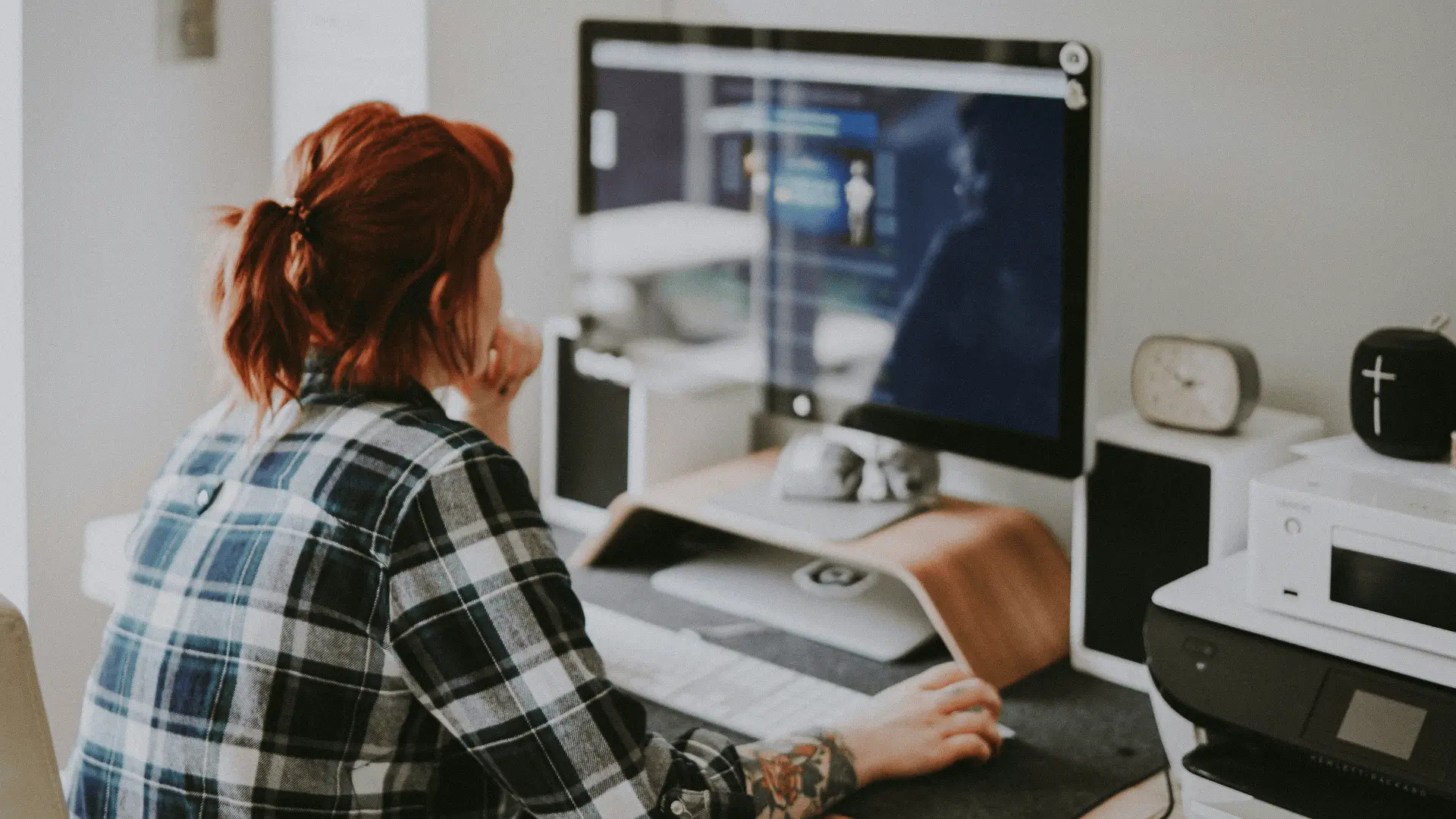 Eine Freelancerin arbeitet in ihrem Home-Office und verdient online Geld.
